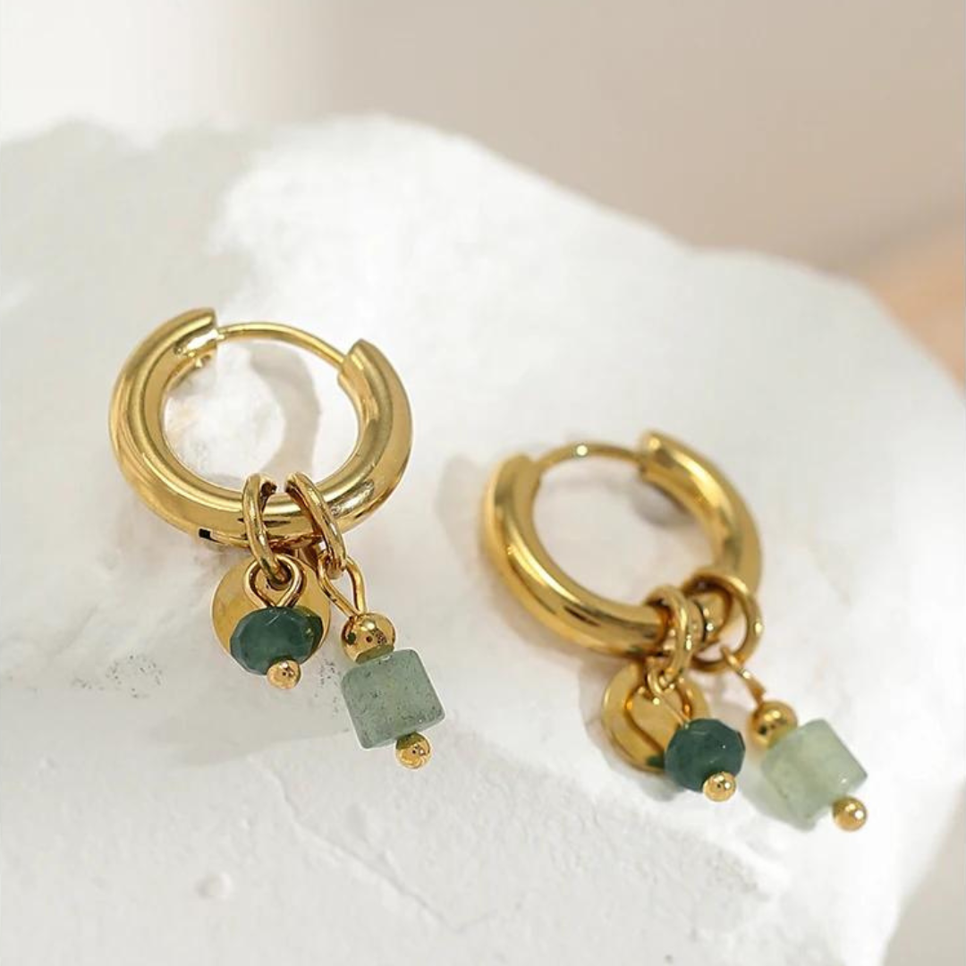 Brinco Argolinha com Pedraria Verde Folheado a Ouro 18K