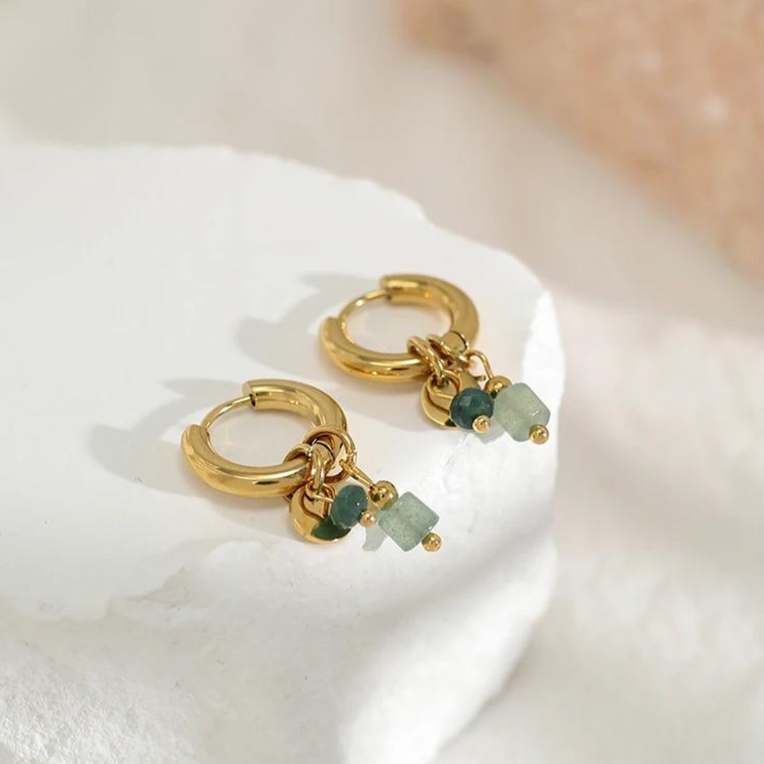 Brinco Argolinha com Pedraria Verde Folheado a Ouro 18K