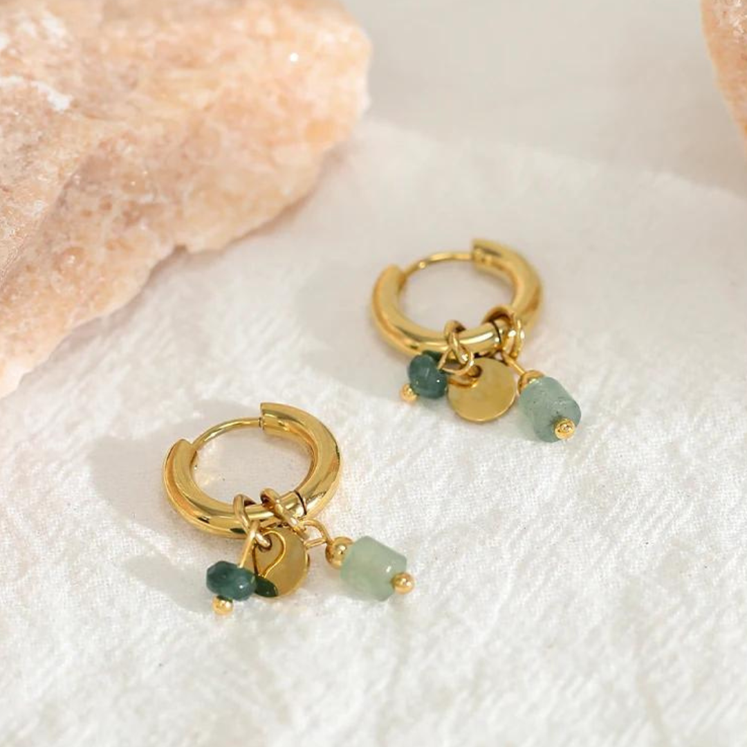 Brinco Argolinha com Pedraria Verde Folheado a Ouro 18K