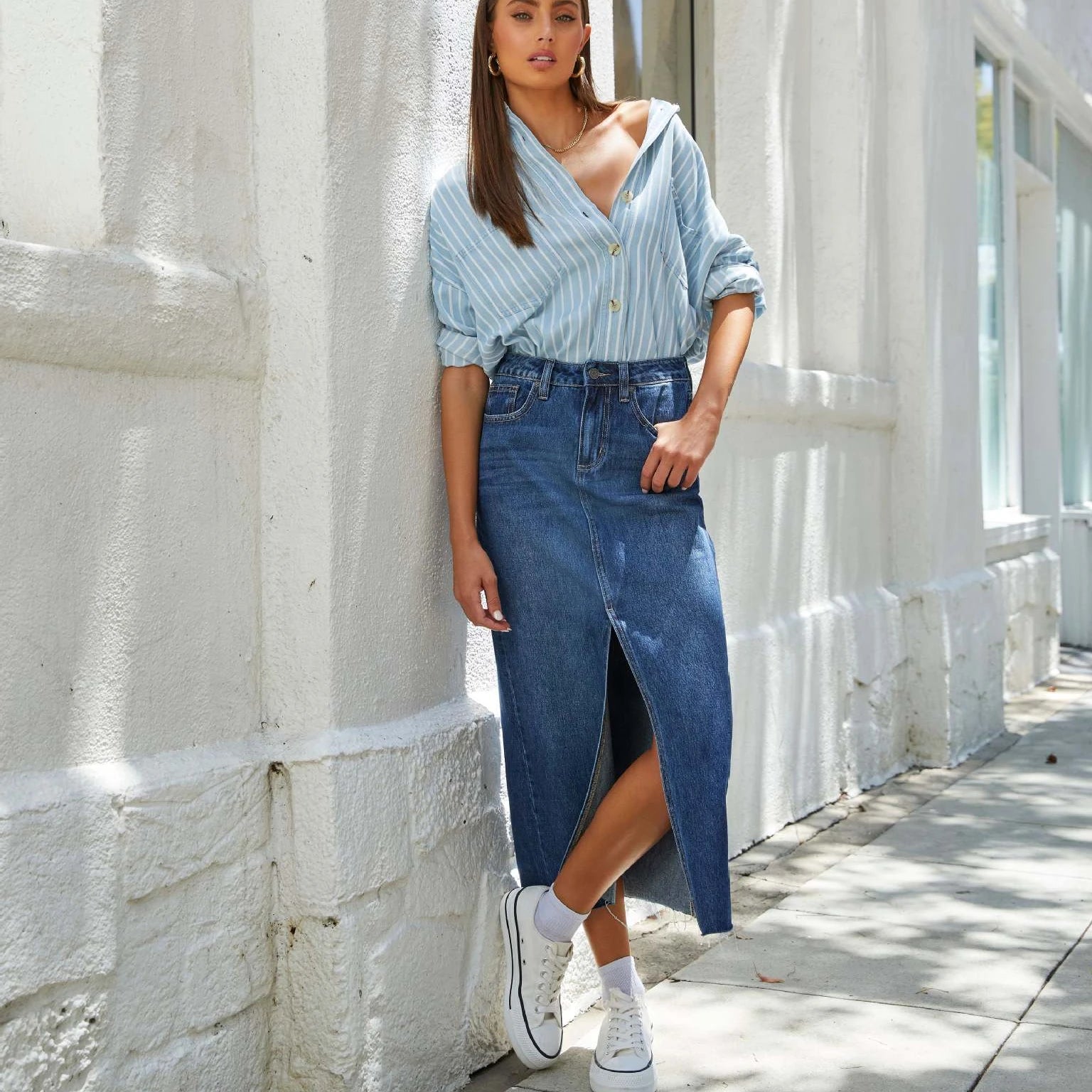 Saia Jeans Midi com Fenda Frontal