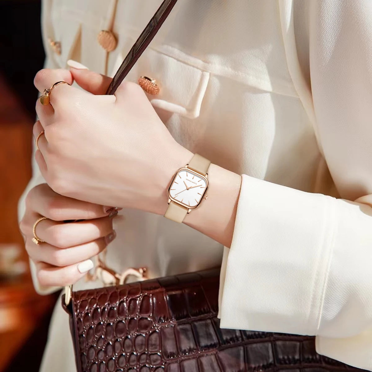 Relógio Hannah Martin Quadrado em Couro